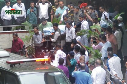 চিটাগাং ক্লাব থেকে সাবেক সেনাপ্রধান হারুনুর রশিদের মরদেহ নিয়ে যাওয়া হচ্ছে। ছবি: পতাকানিউজ