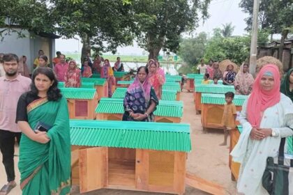 আদিবাসী নারী সদস্যের মাঝে বিতরণ করা হয়েছে খরা-প্রতিরোধী ও স্বাস্থ্যসম্মত হাঁস-মুরগির ঘর।
