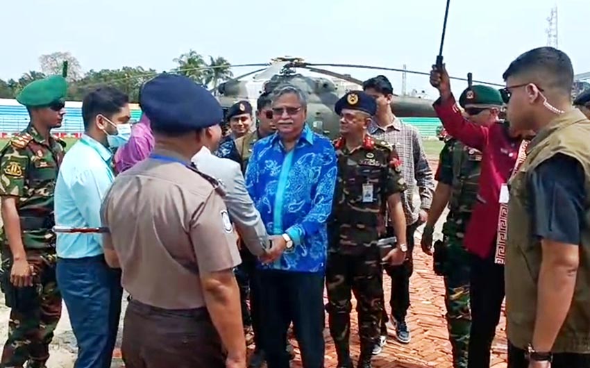 পাবনায় পৌঁছার পর রাষ্ট্রপতি মো. সাহাবুদ্দিন কে ফুল দিয়ে বরণ করে নেওয়া হয়