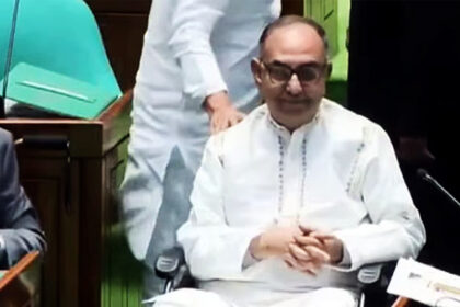 হুইলচেয়ারে বসে সংসদে মির্জা আব্বাস